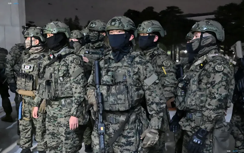 Южнокорейские военные в камуфляже и тактическом снаряжении, готовые к операциям с использованием БПЛА в рамках дроновой революции в Сеуле