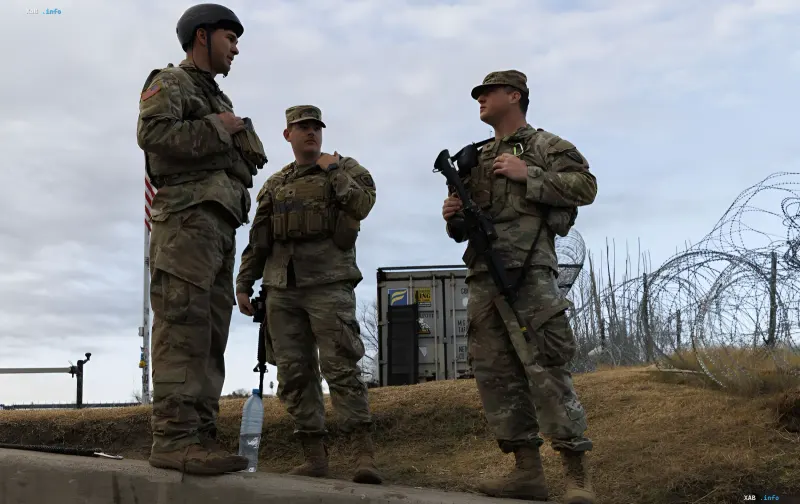 Американские военные в камуфляжной форме обсуждают стратегию перед атакой на иранские базы БПЛА