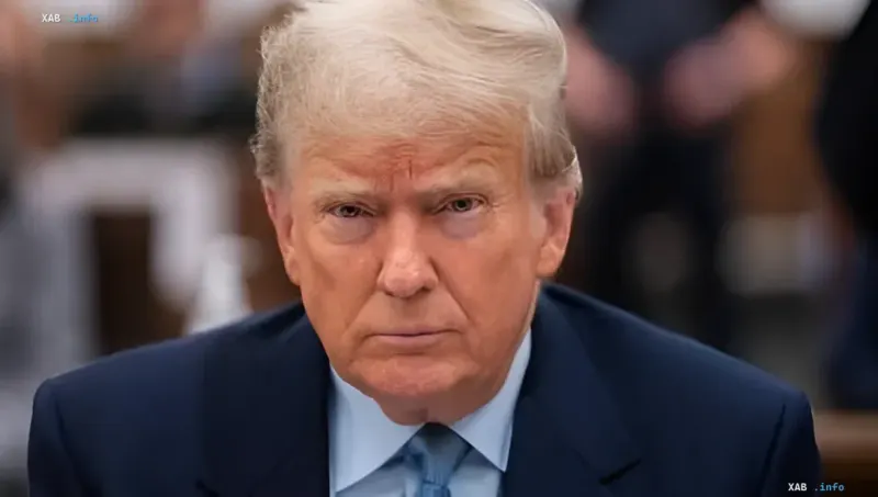 Дональд Трамп в деловом костюме с серьезным выражением лица, символизирующий напряженность в переговорах по нефти с Ираном