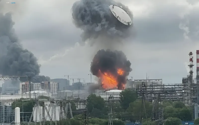 Explosion at a Russian oil refinery: fireball and smoke after the strike, gasoline prices rise