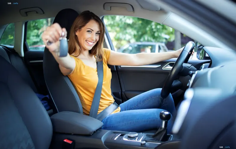Glückliche Frau im Auto hält Schlüssel zu einem neuen Fahrzeug, illustriert das Paradoxon des ukrainischen Automarktes im Jahr 2025