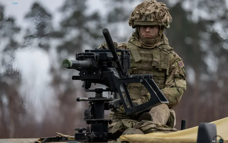 Britischer Soldat in Tarnung mit Maschinengewehr vor winterlichem Waldhintergrund – Symbol der Umstrukturierung der Armee nach ukrainischem Szenario