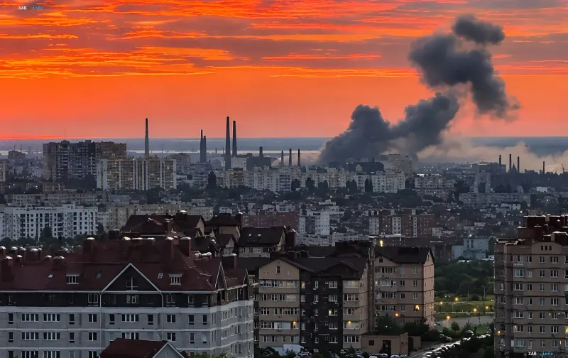 Rauch von der Explosion in der Titan-Barricades Fabrik in Wolgograd nach dem Angriff der ukrainischen Streitkräfte, Stadtbild vor Sonnenuntergang