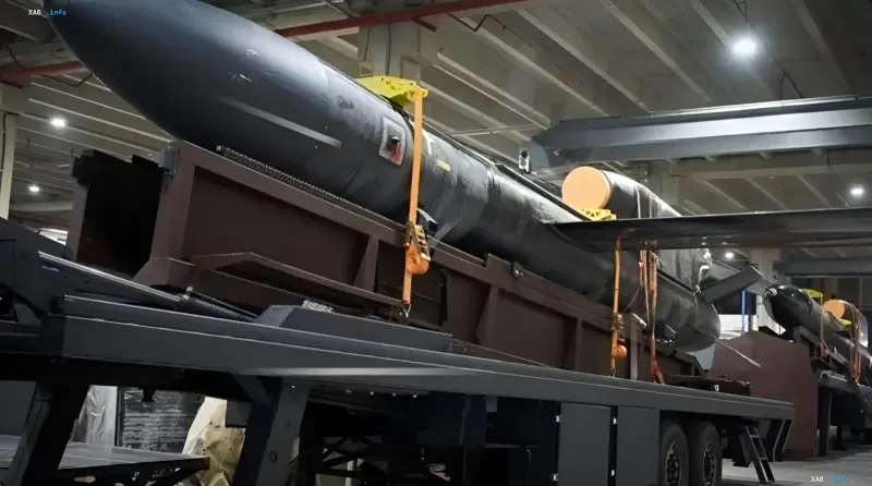 Украинская баллистическая ракета FP-9 на транспортно-пусковой установке в ангаре, готовая к боевому применению