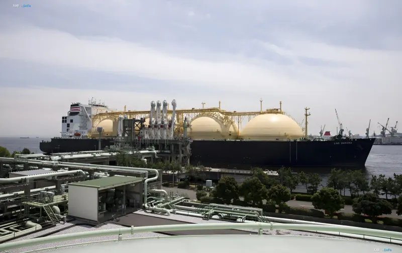 Großer LNG-Tanker am Kai, der die kritische Bedeutung von Kraftstoffimporten für Europa in der Gaskrise verdeutlicht