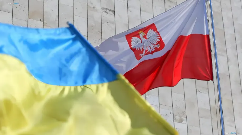 Флаги Украины и Польши на фоне здания, символизирующие сложные исторические отношения и спор о Волыни, влияющий на вступление Украины в ЕС