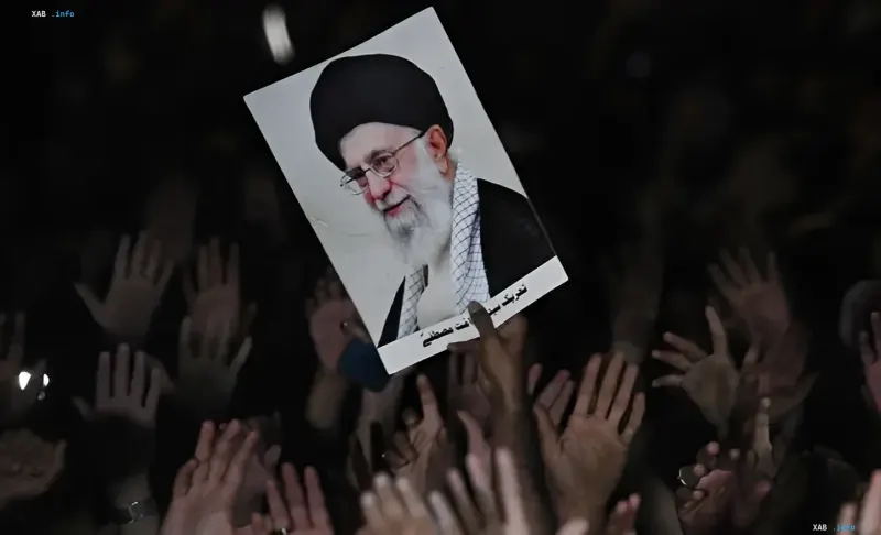 Porträt von Ajatollah Chamenei auf einem Plakat, der über einer Trauergemeinde in Teheran während der Beerdigungszeremonien gehalten wird