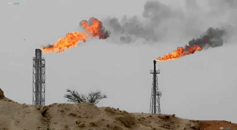 Газовые факелы на нефтяной вышке в пустыне — символ волатильности рынка нефти на фоне дипломатических переговоров США и Ирана