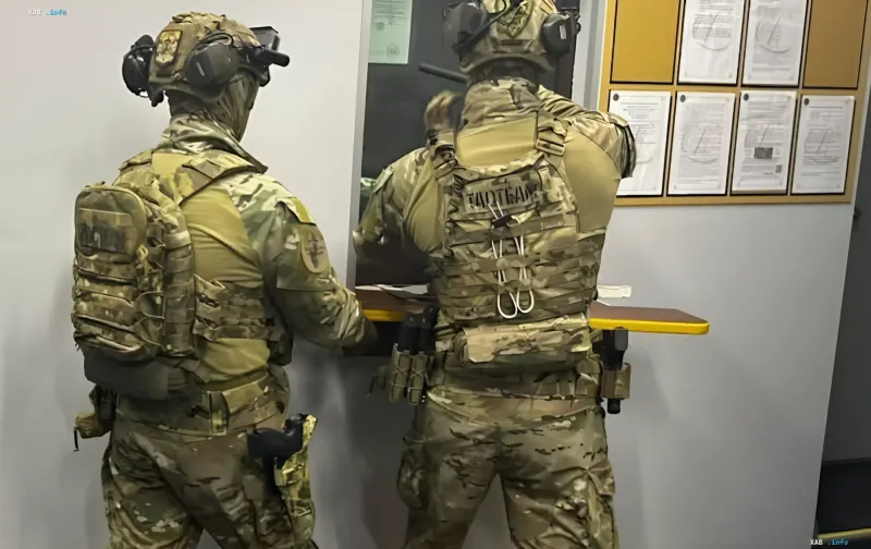 Співробітники спецпідрозділу «Гвардія» в тактичному спорядженні проводять операцію зі затримання криптошахраїв