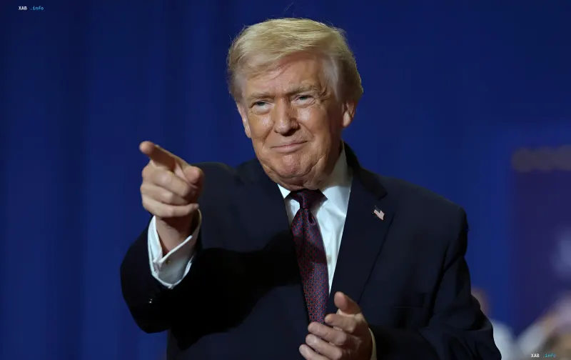 Дональд Трамп указывает пальцем во время выступления, обсуждая переговоры с Ираном по ядерной программе и угрозу Ормузскому проливу