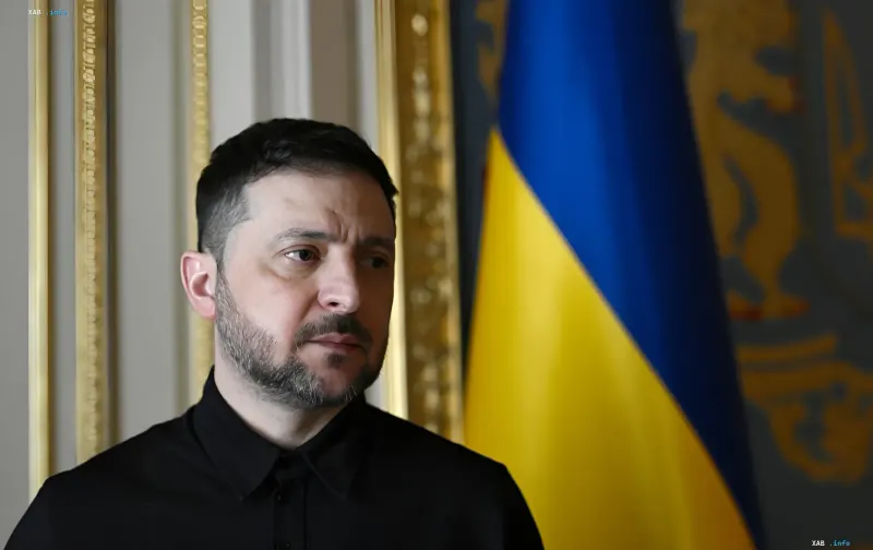 Президент України Володимир Зеленський в офіційному середовищі на фоні державного прапора