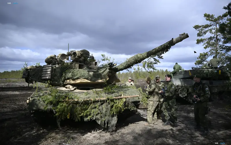 Европейские танки и военнослужащие на учениях, иллюстрирующие тему кризиса доверия к обороне Европы и зависимости от США