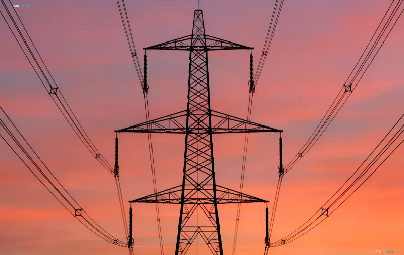 Strommast vor Sonnenuntergang, Symbol der Energiekrise in den USA
