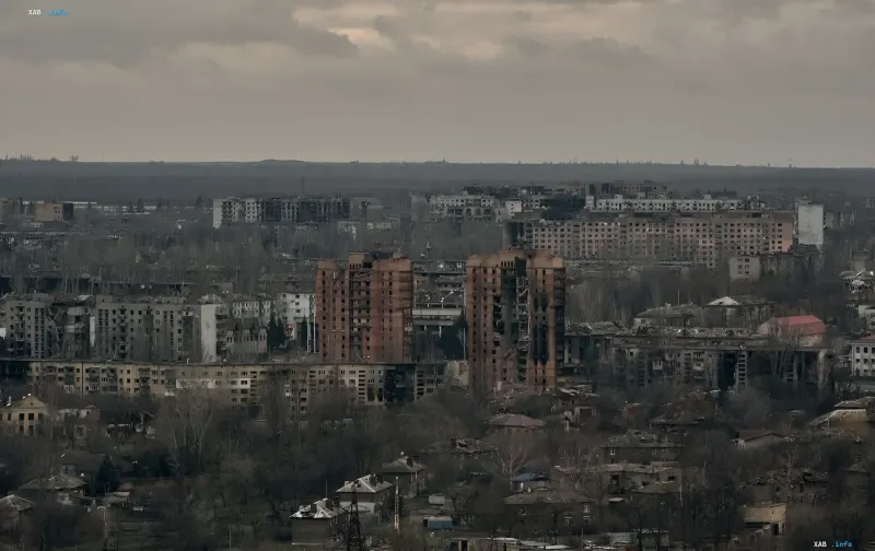 Зруйновані багатоповерхівки в Константиноці на фоні похмурого неба, що символізують наслідки бойових дій та необхідність гуманітарної паузи