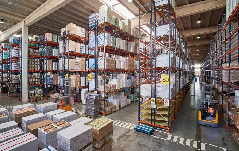 Lagerhalle in Kiew mit hohen Regalen und Gabelstaplern, die nach russischen Angriffen Logistikoperationen durchführen