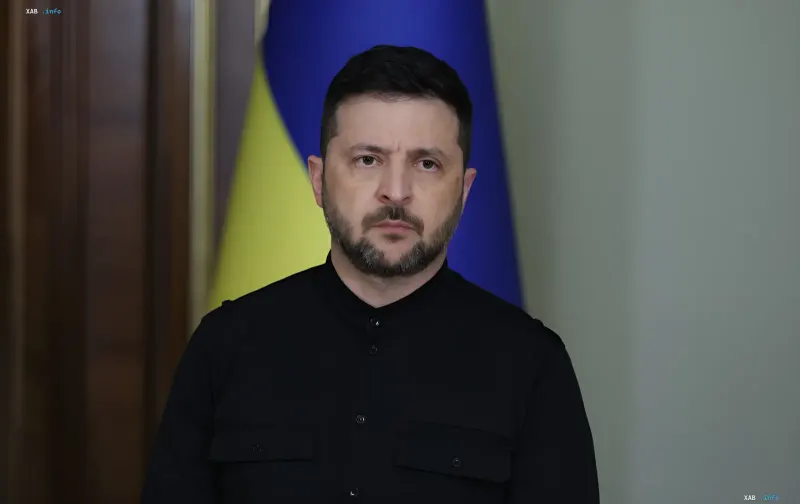 Президент України Володимир Зеленський у чорній сорочці на фоні українського прапора — заява про перехоплення ініціативи в небі та втрату Росією контролю над морем