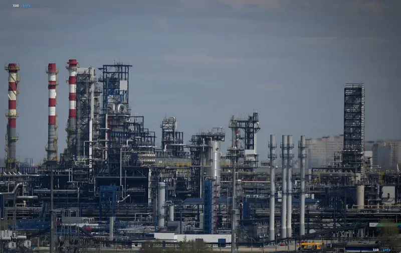Größtes Ölraffinerie in Russland nach Drohnenangriff, sichtbare Rohre und industrielle Strukturen