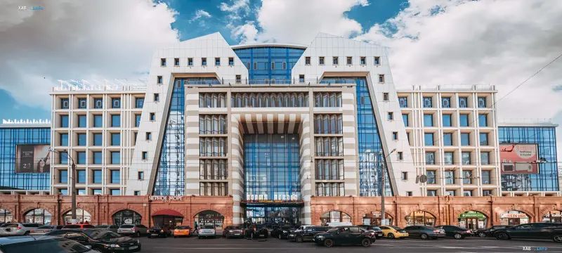 Einkaufszentrum 'Nowy Privos' in Odessa — Auktionsobjekt für 779 Millionen UAH: Gebäudefassade mit Parkplatz und Schildern 'Schwarzes Meer' und 'Nowy Privos'