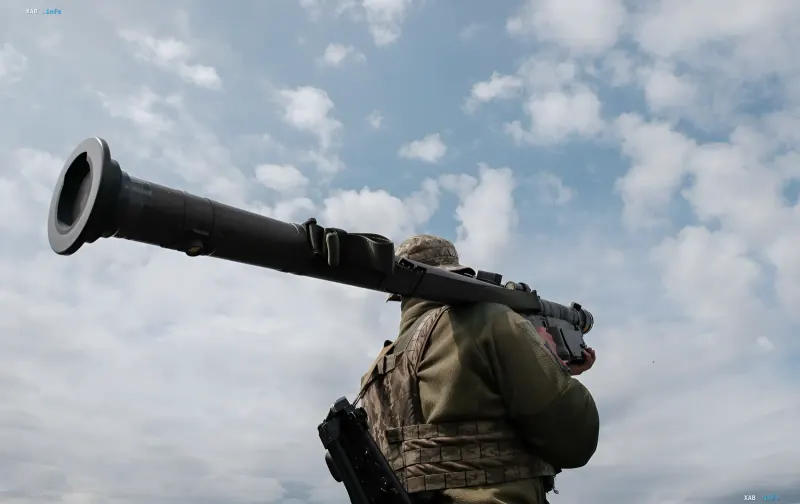 Украинский военнослужащий с противотанковым ракетным комплексом на фоне неба — символ обороны против массированной атаки России ракетами «Искандер» и дронами