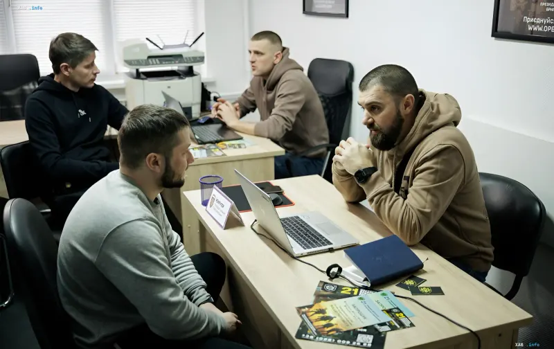 Сотрудники центра рекрутинга ВСУ проводят собеседование с кандидатом, подбирая должность под его гражданские навыки