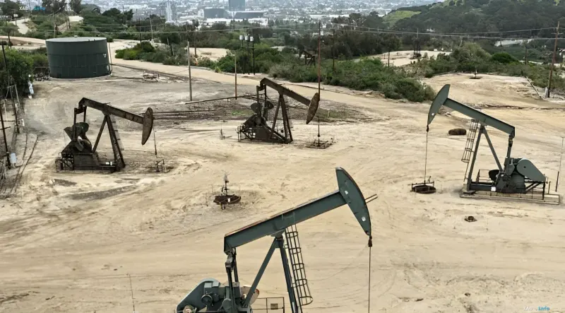Ölbohranlagen vor einer Stadt: Zusammenbruch des Iran-Abkommens fixiert Ölpreis bei 77,5 $