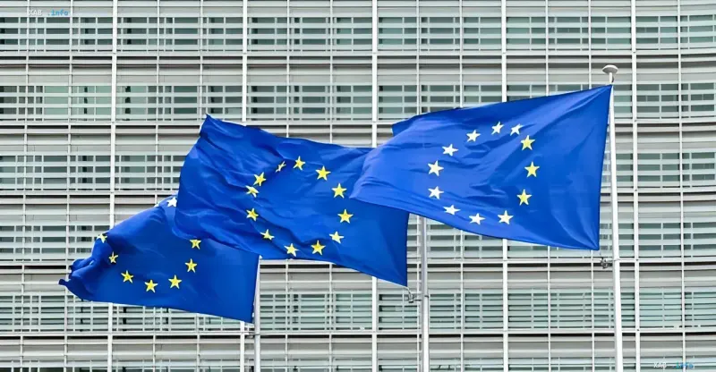 Flaggen der Europäischen Union vor dem Parlamentsgebäude, die die Reform der Zollkontingente und deren Auswirkungen auf die ukrainische Metallurgie symbolisieren