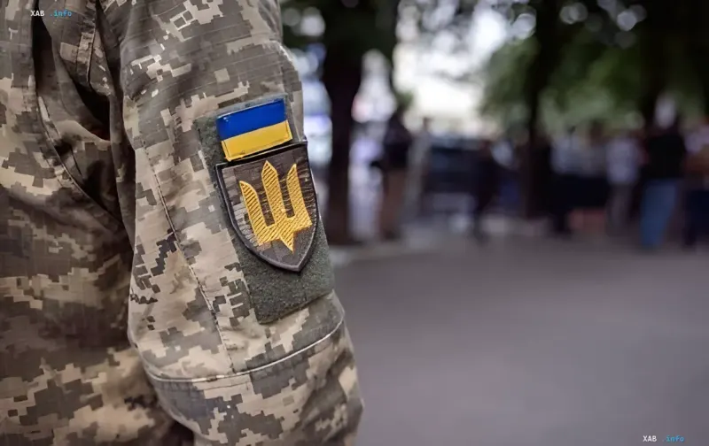Ukrainischer Soldat mit Wappen und Flagge am Ärmel — Symbol militärischer Präsenz im Kontext des Sychiv-Vorfalls in Lwiw
