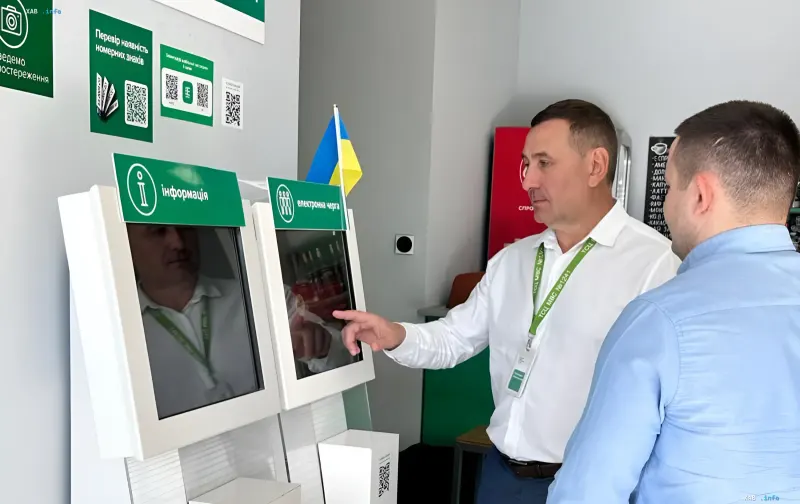 Ein Mann verwendet ein elektronisches Terminal in einem Büro des ukrainischen Innenministeriums, um den Status seines Führerscheins zu überprüfen