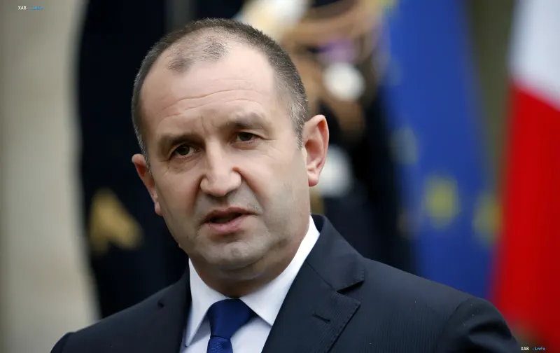 Болгарский премьер-министр Николай Денков на фоне флагов ЕС и Болгарии, после отмены угрозы блокировки 21-го пакета санкций ЕС против России
