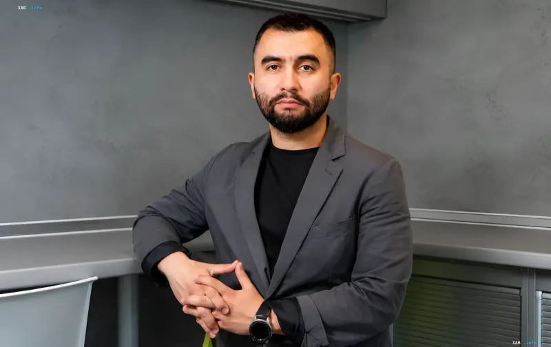 Чоловік у діловому костюмі на фоні сірих стін, можливо, фігурант гранатометного скандалу з участю СБУ, ОГП та АОЗ