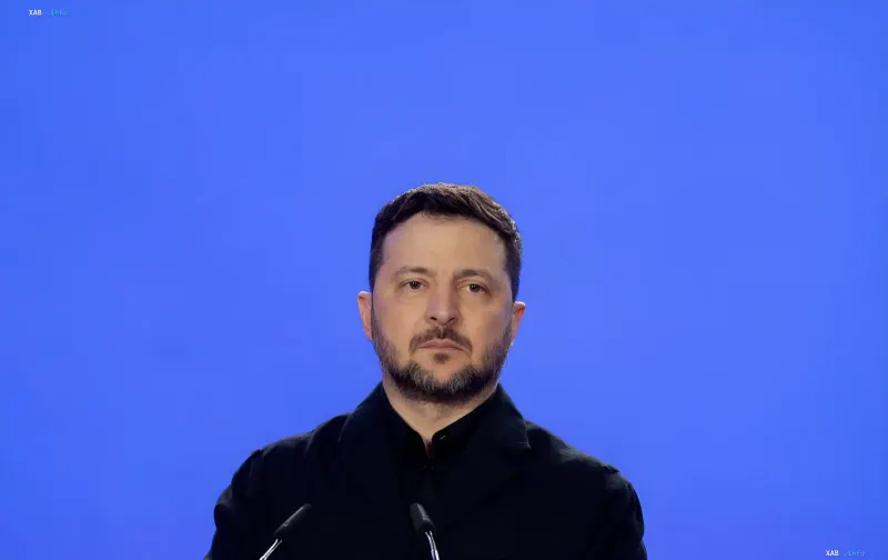 Der ukrainische Präsident Wolodymyr Selenskyj vor einem blauen Hintergrund, der die Spannung in den internationalen Beziehungen nach der Warnung Chinas an Russland vor einem nuklearen Szenario symbolisiert