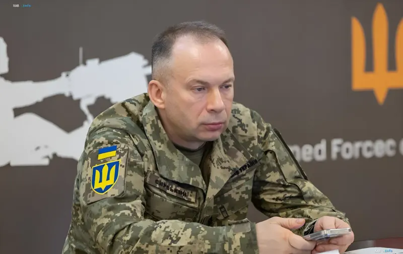 Generaloberst Oleksandr Syrskyi in Uniform vor dem Logo der Streitkräfte der Ukraine, diskutiert die strategischen Ziele Russlands und die Realität der Front