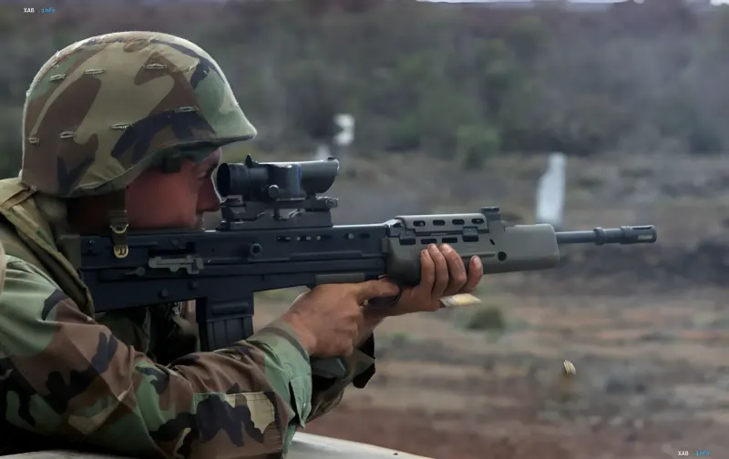 Ukrainischer Soldat im Tarnanzug zielt mit Gewehr und optischem Visier auf Schießstand — Symbol für Zugang zu neuen westlichen Waffen durch EU-Förderung