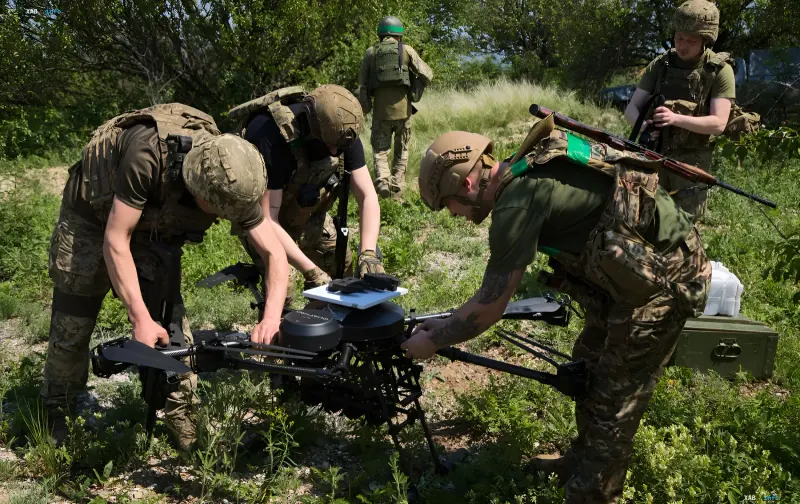 Українські військові готують бойовий дрон для атаки на судна «тіньового флоту» та військові цілі