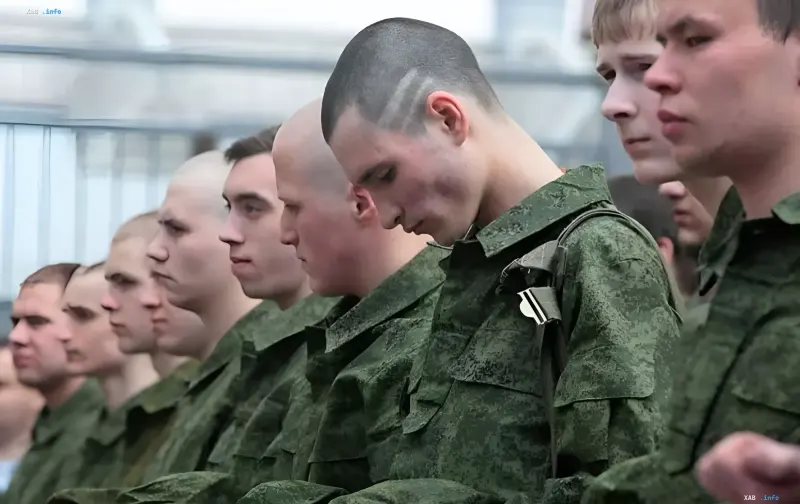 Ряд молодих російських призовників у камуфляжній формі, що символізують демографічний відтік і пошук безпеки за кордоном у 2026 році