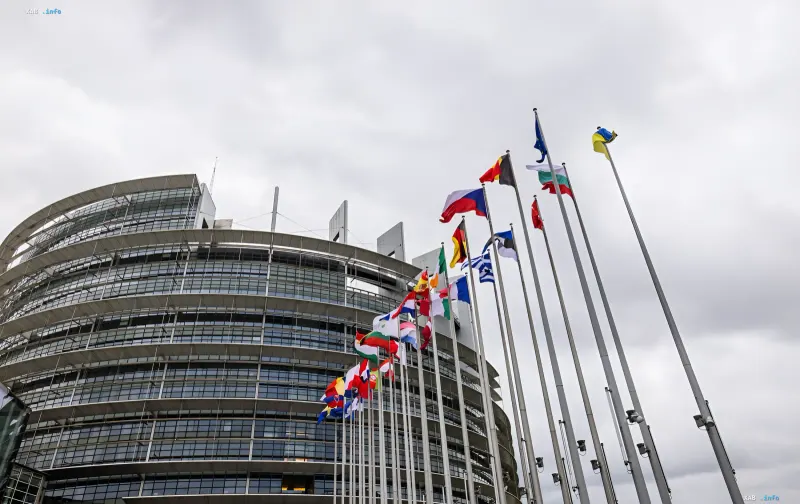 Флаг Украины и флаги стран ЕС перед зданием Европейского парламента, символизирующие предложение Италии по созданию единого континентального блока безопасности с участием ЕС, Украины и Турции