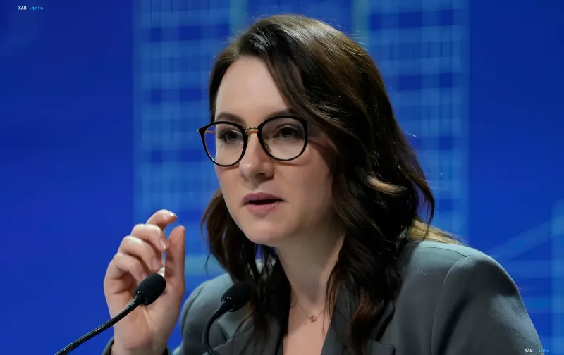 Julia Swiridenko, Ministerpräsidentin der Ukraine, hält eine Rede vor einem blauen Hintergrund