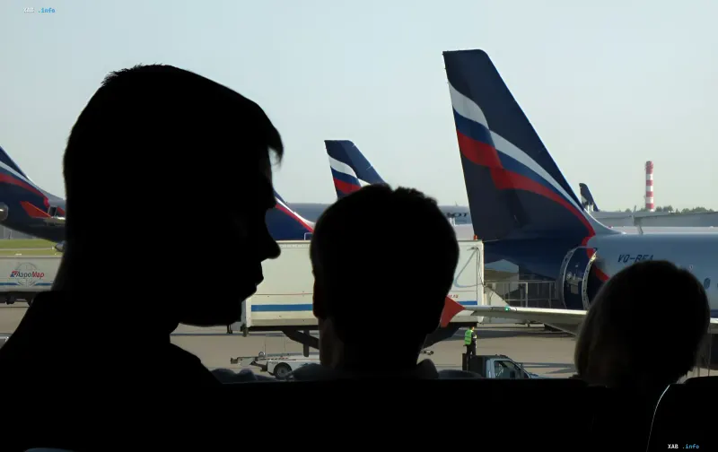Silhouetten von Passagieren am Fenster eines Aeroflot-Flugzeugs mit Blick auf den Flugfeld — eine Metapher für verdeckte GRU-Operationen über zivile Flüge