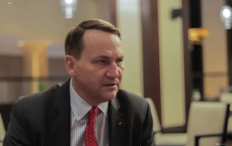 Marek Sikorski in einem Anzug diskutiert Bedrohungen und militärische Ressourcen Russlands