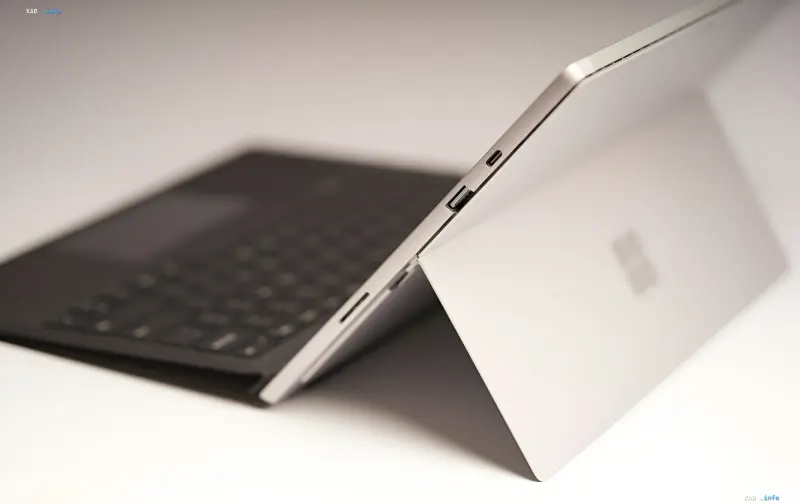 Weißer Surface Laptop mit sichtbaren USB-C- und USB-A-Anschlüssen, der die Aufteilung von Microsoft in Business- und Consumer-Linien mit unterschiedlichen Prozessorarchitekturen symbolisiert