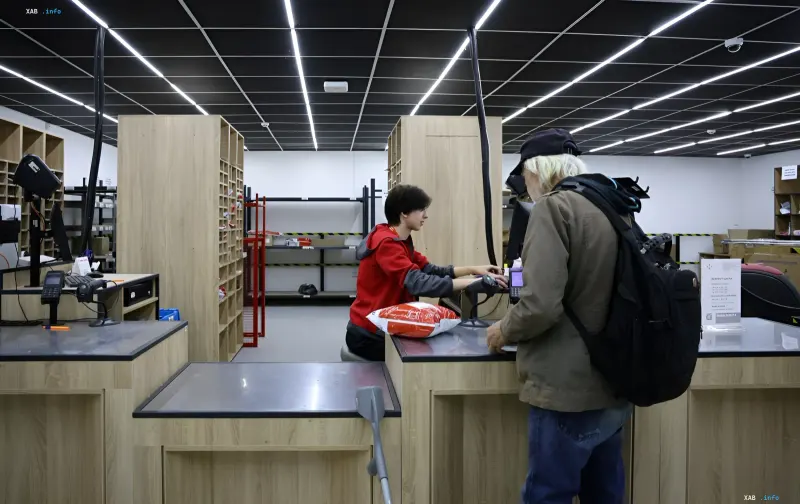 Клиент получает помощь сотрудника в отделении Новой Почты, где теперь можно решить вопросы с лицевым счетом за газ через Нафтогаз