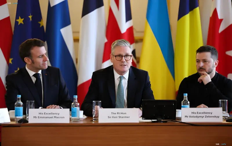 Ukrainischer Präsident Wolodymyr Selenskyj, britischer Premierminister Keir Starmer und französischer Präsident Emmanuel Macron bei einem Treffen in Paris zur Diskussion des ukrainischen Luftabwehrsystems