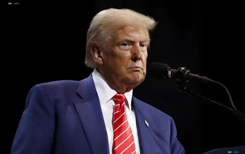 Дональд Трамп у мікрофона, оголошуючи про відновлення бойових дій в Ірані