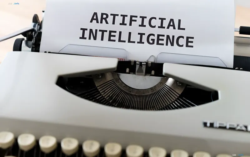 Печатная машинка с надписью 'ARTIFICIAL INTELLIGENCE', символизирующая предупреждение Anthropic о рисках самосовершенствующегося ИИ