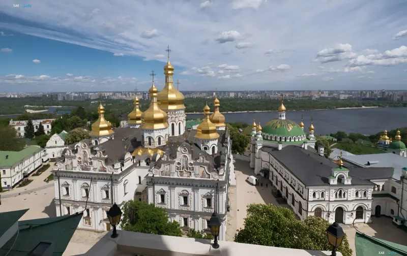 Золотые купола Киево-Печерской Лавры на фоне Днепра: вид на монастырь после открытия Дальних пещер для паломников