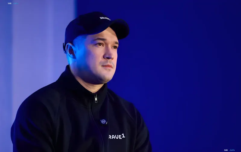 Michail Fedorow in einer schwarzen Kappe mit dem BRAVE1-Logo vor einem blauen Licht, die Änderung des ukrainischen Verteidigungsministers diskutierend