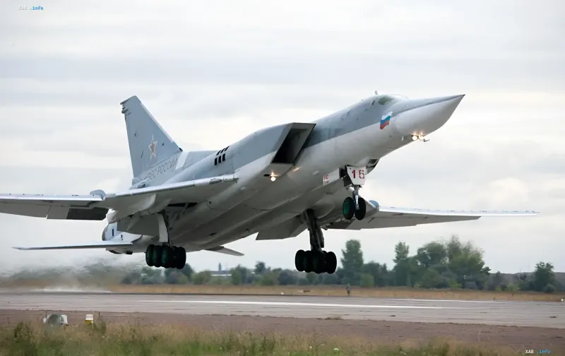 Бомбардировщик Ту-22М3 ВКС России взлетает с аэродрома Энгельс — часть операции по усилению присутствия на южном направлении