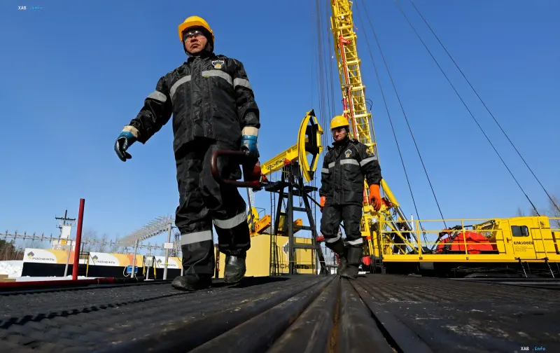 Arbeiter an einer russischen Ölbohranlage — Symbol des gelähmten Exports durch ukrainische Angriffe auf Raffinerien