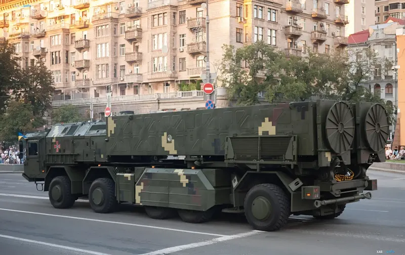 Украинская военная техника с баллистической ракетой на параде в Киеве, демонстрирующая успехи отечественного ВПК