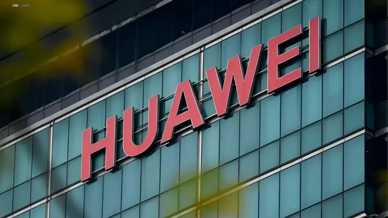 Логотип Huawei на фасаді сучасної будівлі — символ технологічного суверенітету компанії в умовах санкцій